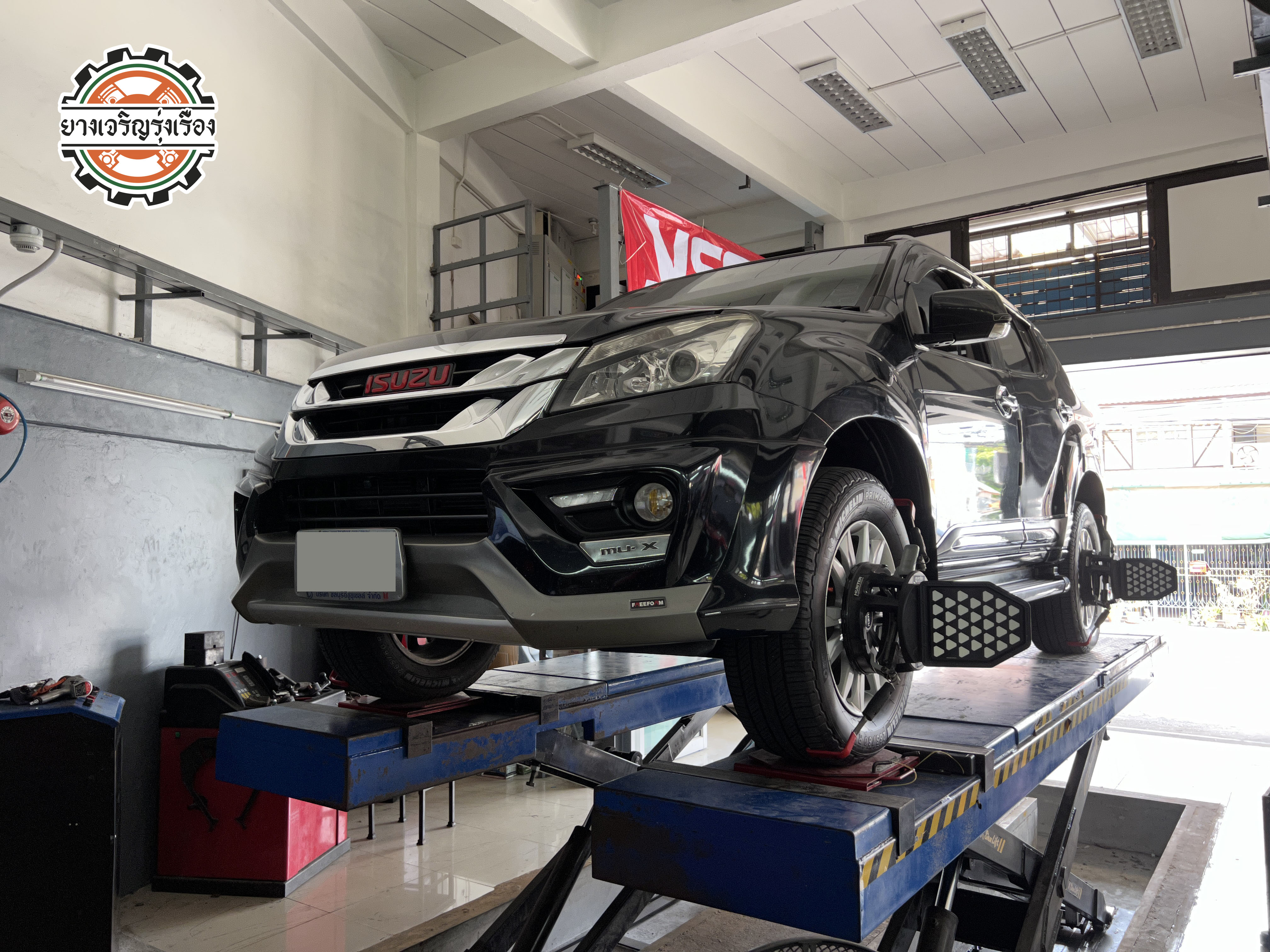 ISUZU MU X แฟนเพจติดตามผลงานมานาน วันนี้เข้ารับบริการอัพเกรดช่วงล่างแก้ไขอาการย้วยโยน เน้นนุ่มนวล ใช้งานประจำวัน [+] YSS DTG กระบอกเหลือง เซ็ทโช๊คอัพ หน้า/หลัง = 10,900 บาท ล้อเดิม ยางเดิม ก็ขับสนุกได้ [+] พร้อมบริการติดตั้ง + Set up ให้เหมาะกับยาง [+] ขับสนุกด้วยบริการ ตั้งศูนย์ละเอียดให้เหมาะกับการใช้งานและลักษณะของช่วงล่าง --------------------------------- โทร : 08-6544-5963 บุ๊ก และทีมงาน ยินดีต้อนรับครับ 𝙊𝙪𝙧 𝙎𝙚𝙧𝙫𝙞𝙘𝙚 บริการทางร้าน เรารับทำอะไรบ้าง 🔧 ติดตั้งยางแบบไร้รอย 100% 🔧 บริการสลับยาง ตามอายุ 🔧 มียางรถยนต์ทุกยี่ห้อให้เลือกซื้อ 🔧 เช็คช่วงล่าง แก้ปัญหาให้ตรงจุด 🔧 บริการล้างลิ้นปีกผีเสื้อ 🔧 บริการเช็คระยะรถยนต์ 🔧 เปลี่ยนถ่ายของเหลวทั้งระบบ 🔧 ตั้งศูนย์ด้วยเครื่อง HUNTER นำเข้าจาก USA #รถยนต์มีปัญหาไม่รู้ต้องแก้ตรงไหน ทางเรายินดี ตรวจหาปัญหาและหาวิธีแก้ บอกลูกค้าก่อนลงมือทำเสมอราคาเป็นธรรมไม่เอาเปรียบ สบายใจคุณลูกค้า ---------------------------------- ดูแลให้คำปรึกษาทุกปัญหาคาใจ ไม่ทิ้งลูกค้า มีบริการหลังการขาย 【ให้ผู้เชี่ยวชาญของเรา ดูแลรถคุณ】 ร้านยางเจริญรุ่งเรือง ยินดีต้อนรับครับ ---------------------------------- #โช๊คอัพรถยนต์ #monroe #yss #kayaba #profender #ร้านยางเจริญรุ่งเรือง #นนทบุรี #งามวงศ์วาน #amsfix #บริการช่วงล่างรถยนต์ #ซ่อมบำรุงช่วงล่าง #เซทอัพโช๊คอัพรถยนต์