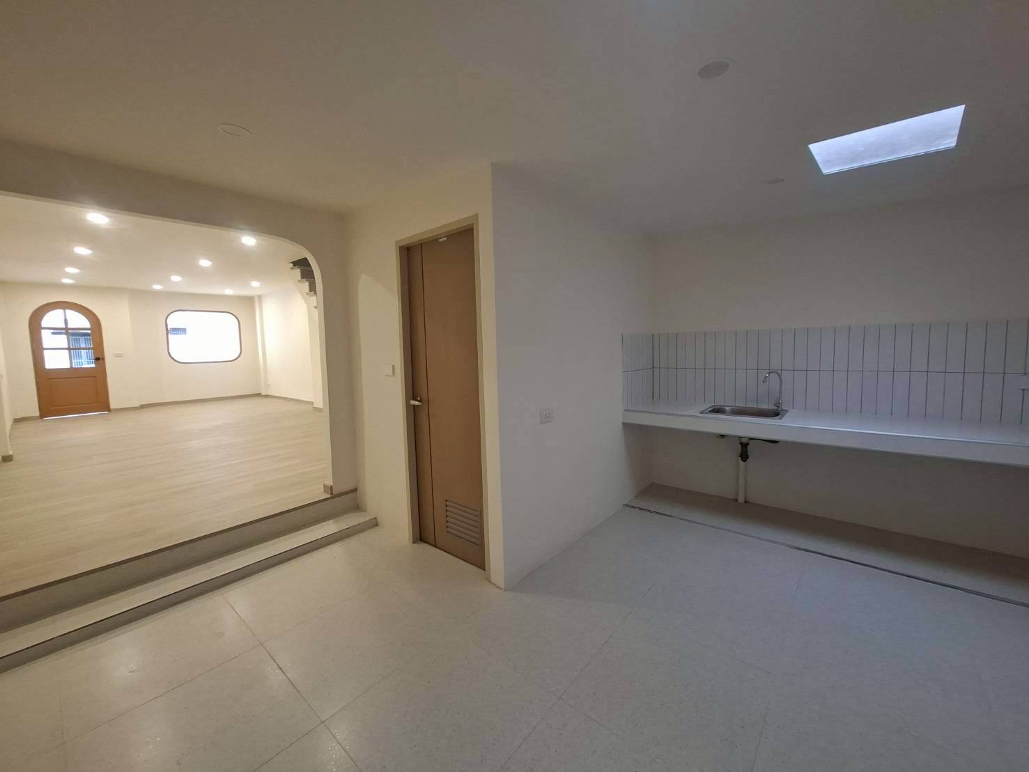 ขายทาวน์เฮ้าส์ 2 ชั้น ซอยอุดมสุข 47 รีโนเวทใหม่ทั้งหลังพร้อมอยู่ (N.1925)