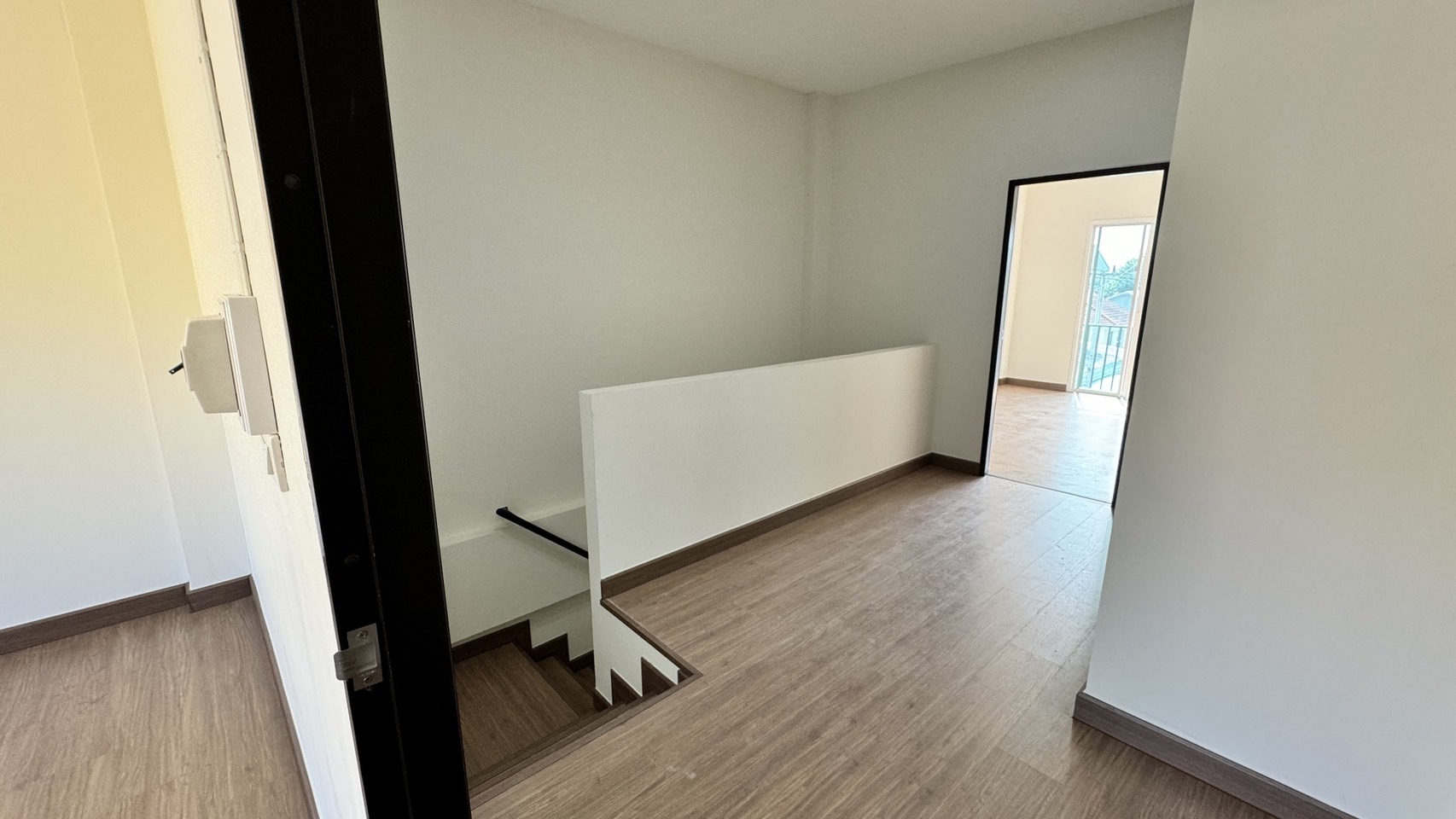 ให้เช่า/ขายอาคารพาณิชย์ตึกใหม่ (ไม่เคยอยู่) 3 ชั้น สไตล์ทาวน์โฮม ลำลูกกาคลอง 4 รังสิต ปทุมธานี ตัวอาคารเย็นสบาย - ขนาด 22.3 ตร.วา กว้าง 4 เมตร ลึก 18 เมตร - 4 ห้องนอน 3 ห้องน้ำ