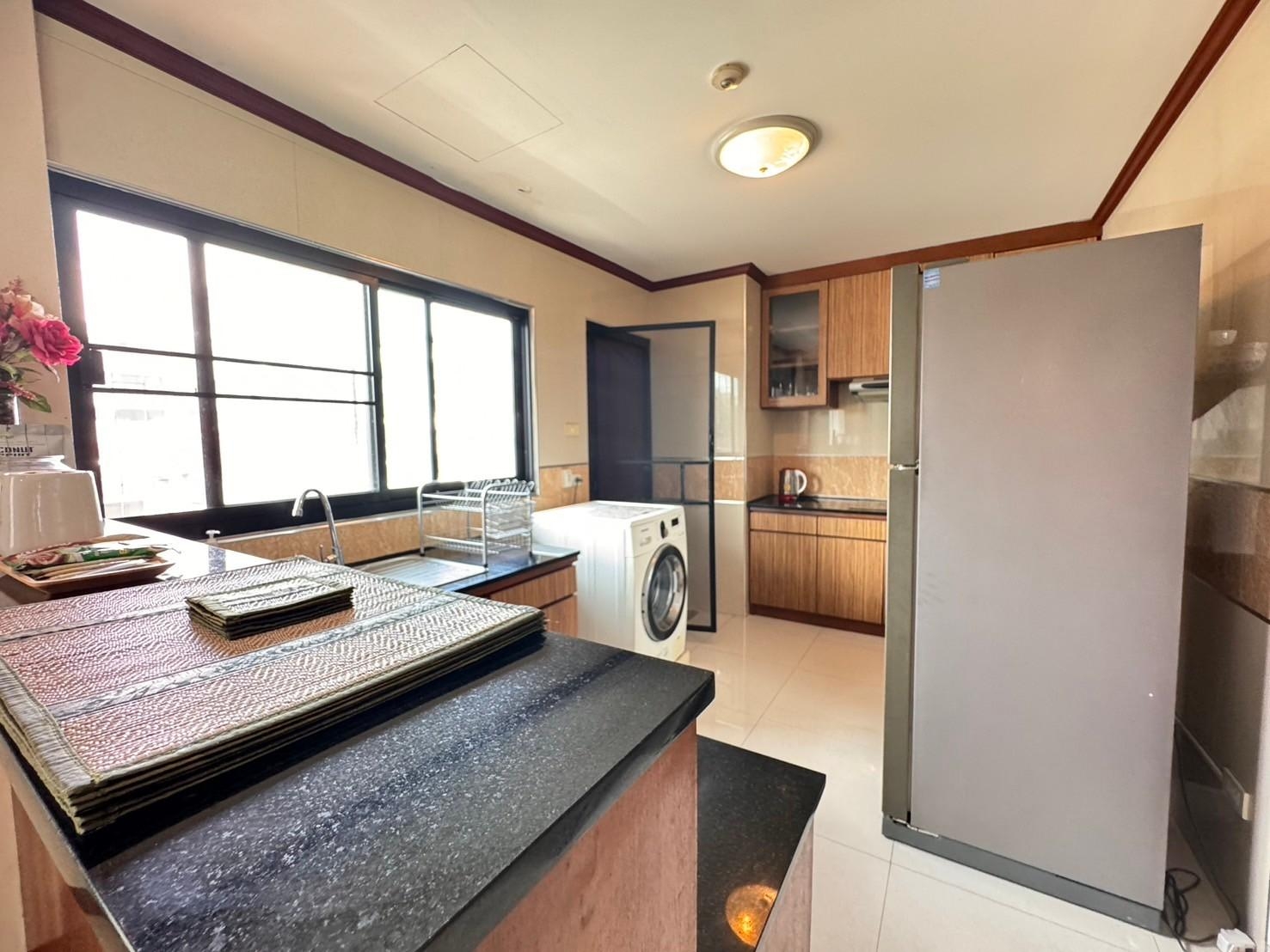 ให้เช่าอาคารพาณิชย์ 5 ชั้น ซอยเอกมัย 12 พร้อมลิฟท์ ใกล้บิ๊กซี เอกมัย (N.1396)