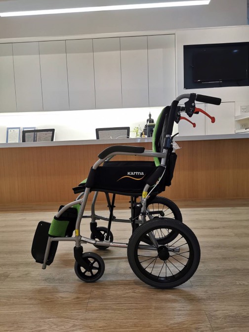 รถเข็นวีลแชร์น้ำหนักเบา อลูมินัมอัลลอยด์คาร์ม่า รุ่น Ergo Lite (WheelChair KARMA Ergo Lite) น้ำหนักเบาเพียง 8.5 กก. เบากว่าทุกรุ่นของคาร์ม่า พับได้ เหมาะสำหรับเดินทาง (รุ่นยอดนิยม)