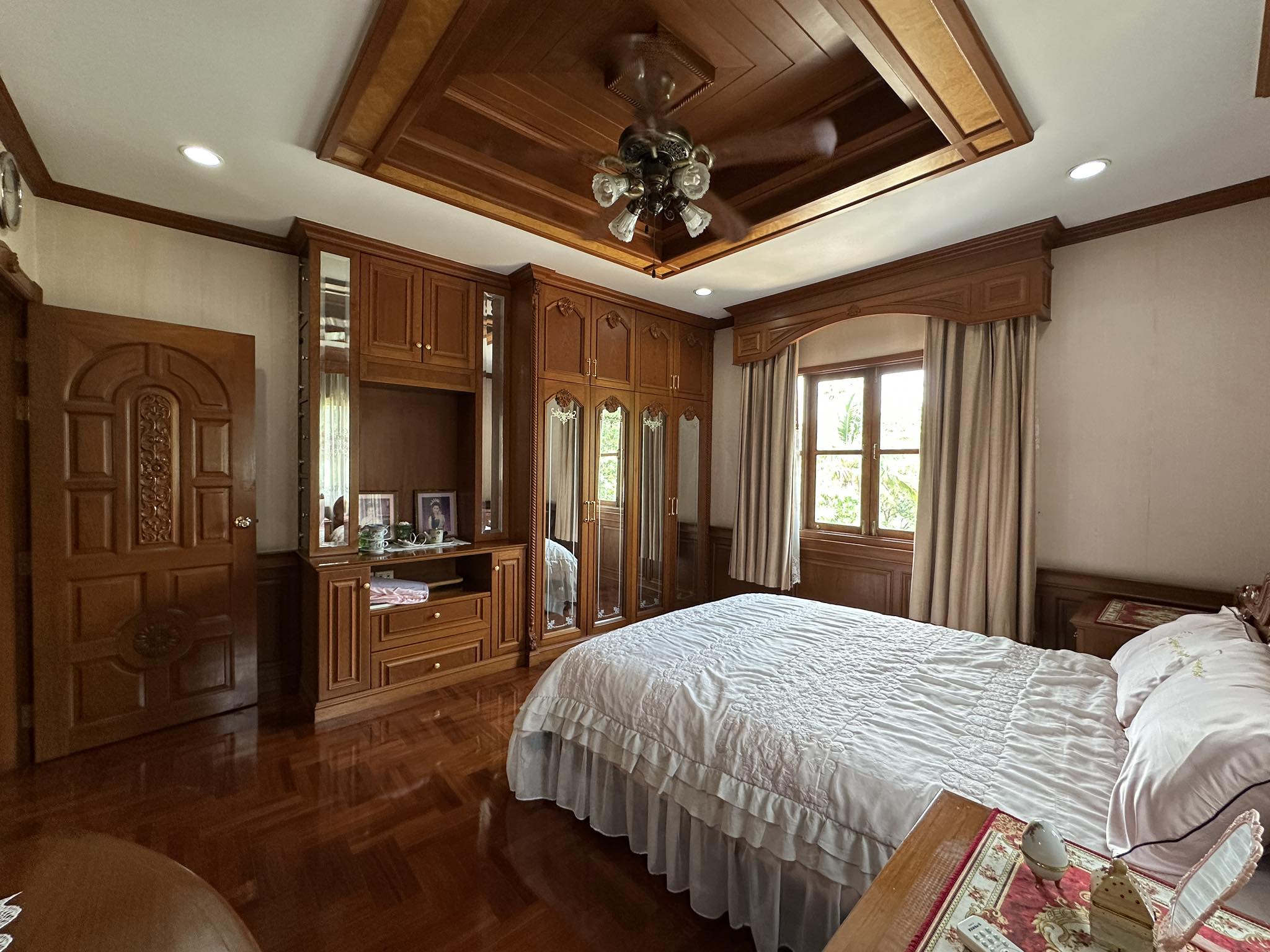 บ้านเดี่ยว ลดาวัลย์ ลากูน รังสิต ปทุมธาณี : Baan Ladawan Lakoon Rangsit คฤหาสน์เศรษฐี รอบล้อมด้วยเลคลากูน บ้านสวยพร้อมอยู่ บิวอินด้วยงานไม้สักทั้งหลัง พื้นที่ใช้สอยกว้างขวาง ตัวบ้านหันหน้าไปทางทิศใต้ ถนนกว้าง หลังบ้านวิวธรรมชาติร่มรื่นเงียบสงบ มีความเป็นส