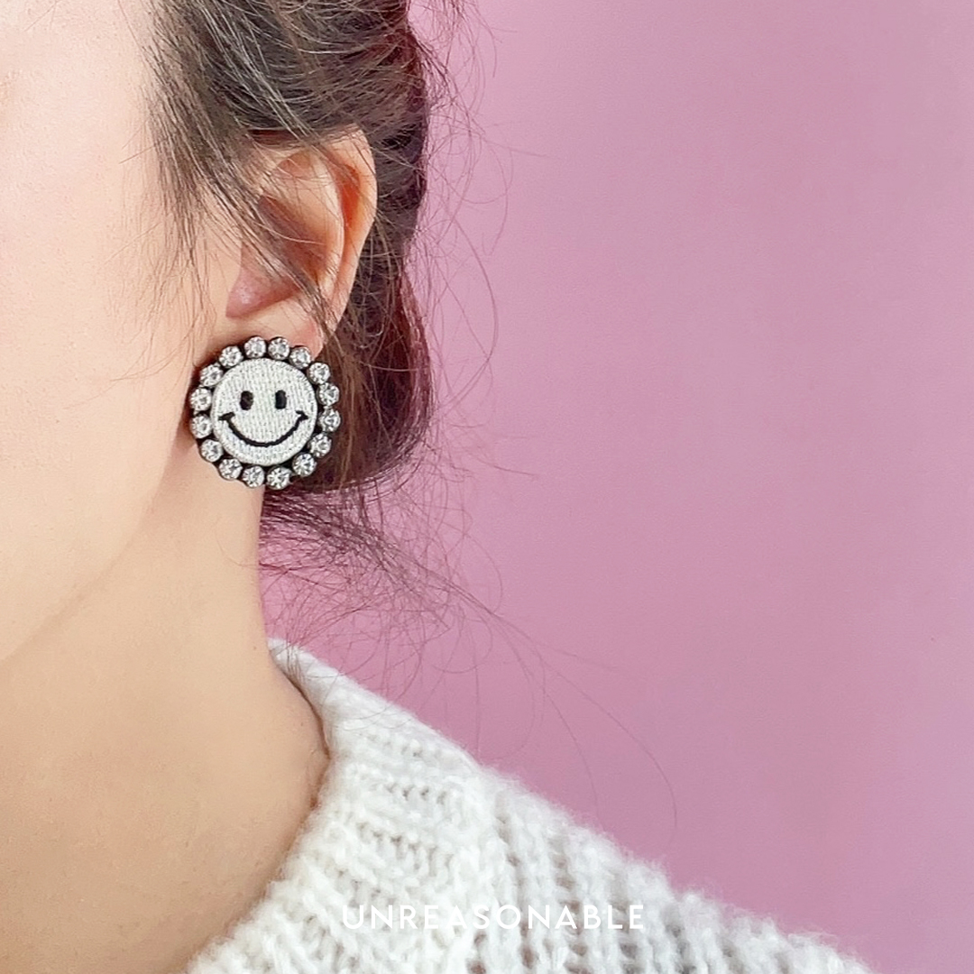 ต่างหู SMILEY สีเงิน ต่างหูคลิป ต่างหูก้านเงินแท้ น้ำหนักเบา UA0885-04 Unreasonable Accessories