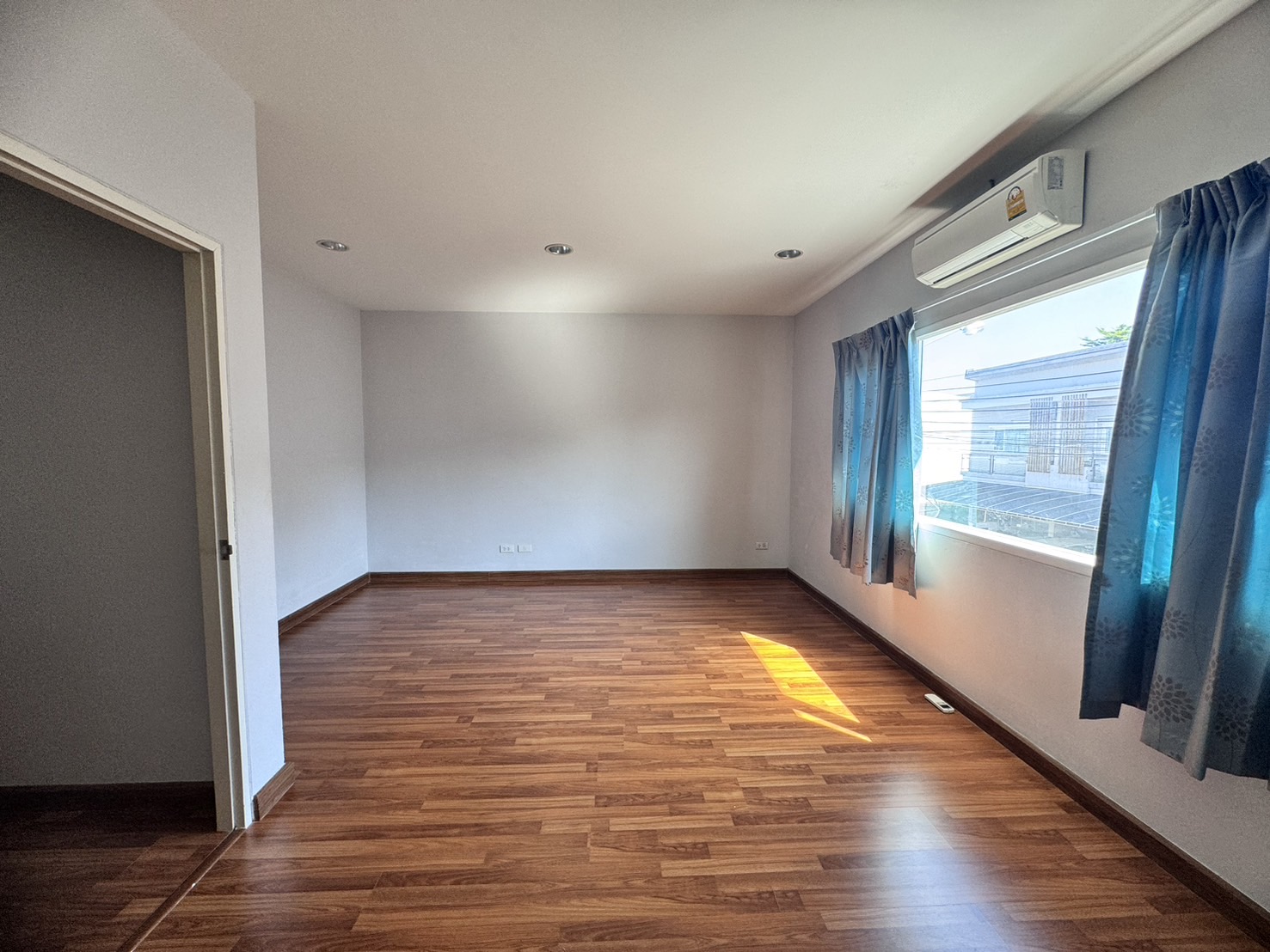 ให้เช่าทาวน์เฮ้าส์ หมู่บ้านดิเอ็กซ์คลูซีฟ พัฒนาการ44 ใกล้ BTS หัวหมาก พร้อมเข้าอยู่ 15 ธันวาคม 68 (N.1485)