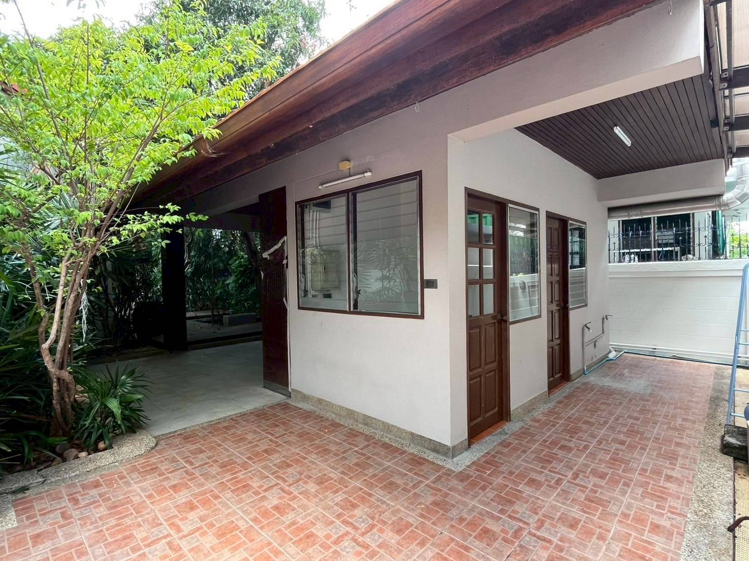 ให้เช่าบ้านเดี่ยว ในพื้นที่มีบ้าน 2 หลังติดกัน พร้อมสระว่ายน้ำ ใกล้พาราไดซ์พาร์ค พร้อมเข้าอยู่ (N.1691)