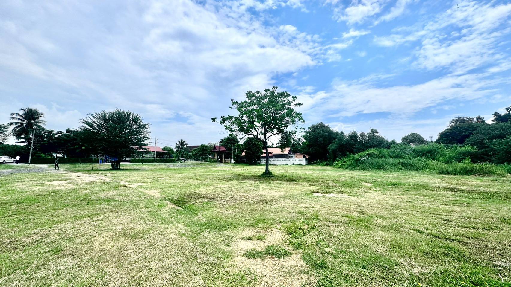 ขายที่ดิน ราชบุรี แปลงใหญ่ สำหรับสร้างหมู่บ้าน พื้นที่รวมประมาณ 4 ไร่ 3 งาน 39 ตารางวา ทำเลศักยภาพสูง 🚗 จุดเด่นของที่ดิน ✅ ติดถนน 3 ด้าน เข้า-ออกได้หลายทาง ✅ ติดคลองชลประทาน บรรยากาศร่มรื่น ลมดีตลอดปี ✅ รายล้อมด้วย ชุมชน โรงเ