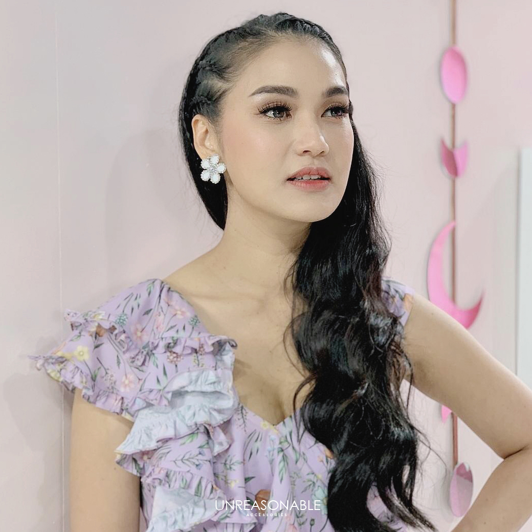 ต่างหูดอกไม้ สีขาว ต่างหูคลิป ต่างหูก้านเงินแท้ สวยใส่สบาย UA0378-01 Unreasonable Accessories