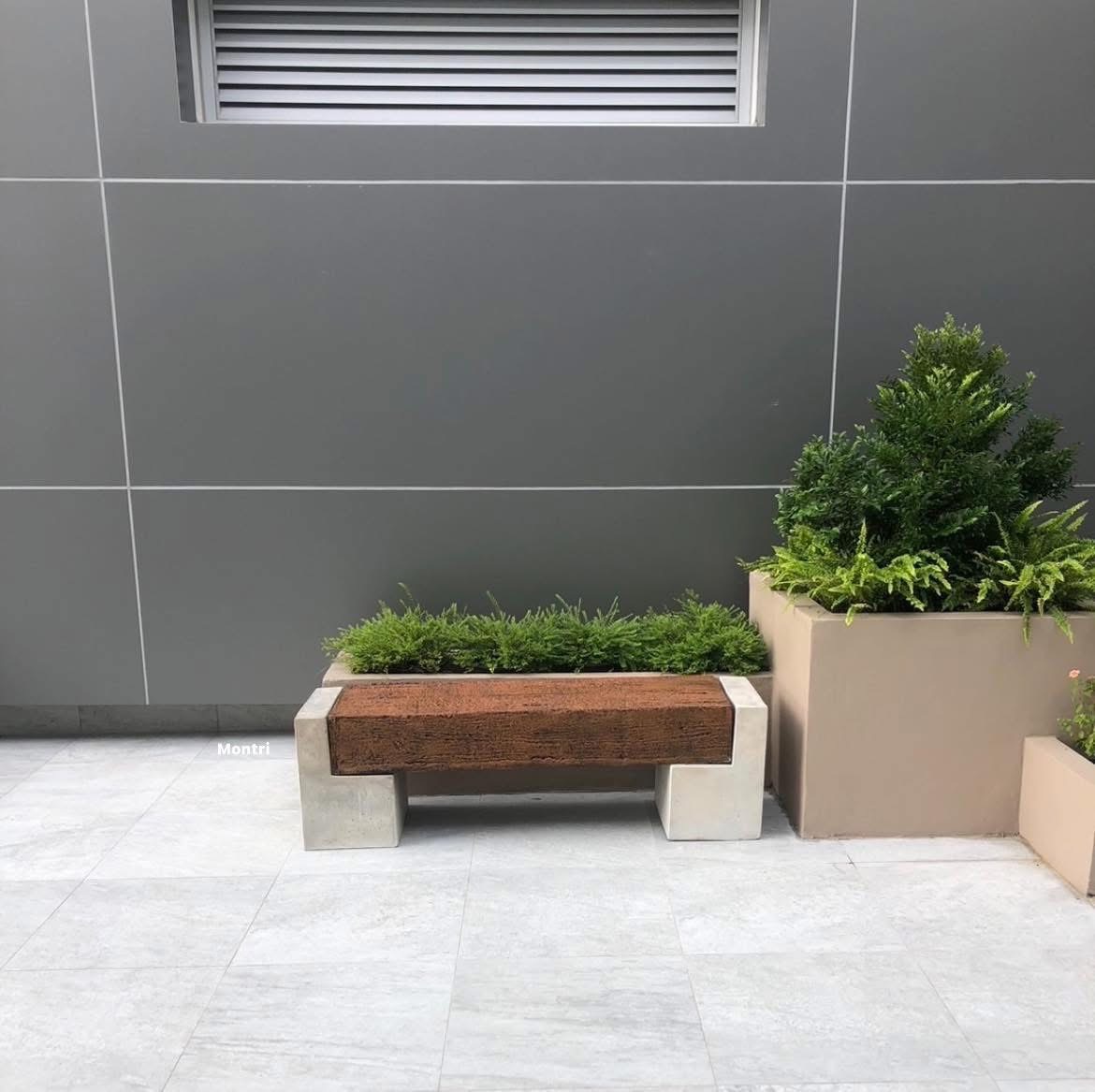 เก้าอี้สนาม ขนาด กว้าง 40 ยาว 150 สูง 45 cm. ดีไซน์ลายไม้ผสมผสานกับขาปูนเปลือยแนวร่วมสมัย ทนแดดทนฝน รับน้ำหนักได้ดี แข็งแกร่ง