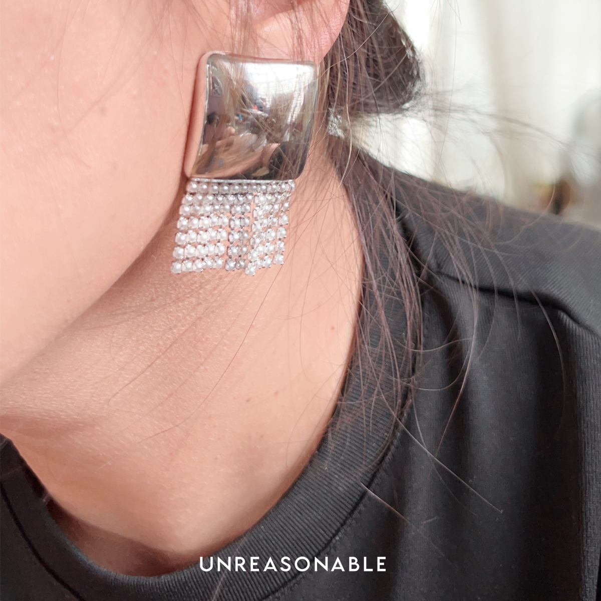 ต่างหูสีเงินแต่งด้วย Pearl Chain ต่างหูคลิป ต่างหูก้านเงินแท้ UA0969-02 Unreasonable Accessories