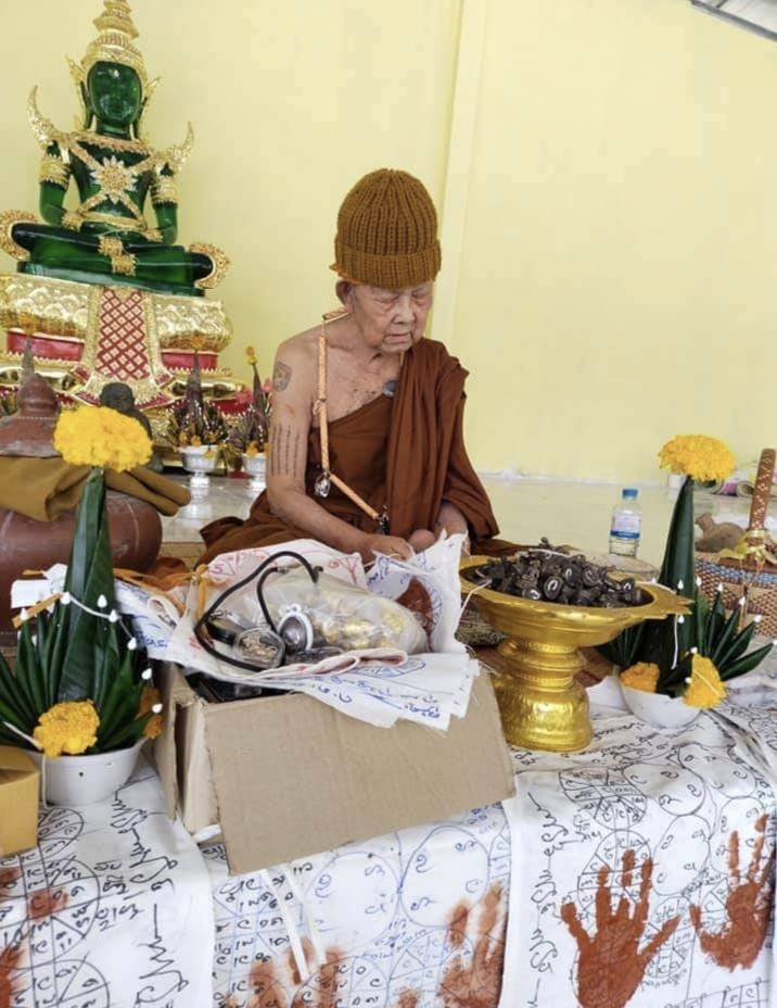 พระมหากัสสปะ เนื้อเงิน เลข2. อุดมวลสารใต้ฐาน ตะกรุด 3ดอก ▪สร้างน้อย120องค์ ❇หลวงปูสิงห์โต จิตฺตธมฺโม❇