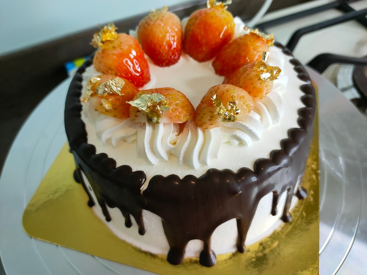 เค้กวันเค้ก เค้กชอคโกแลตสตอเบอร์รี่ครีมสด ราดตกแต่งด้วยชอคโกแลตด้านข้าง ขนาด2ปอนด์