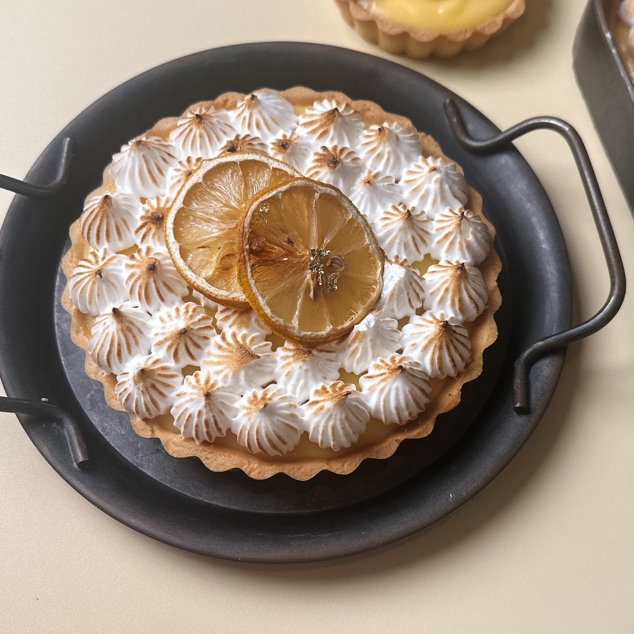 เลม่อนเมอแรงก์พาย แป้งพายหวานสอดไส้เลม่อนเคริ์ดตกแต่งด้วยอิตตาเลี่ยนเมอแรงก์ ขนาด1ปอนด์