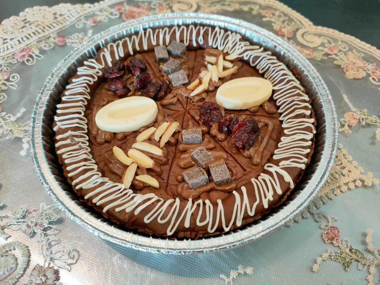 บราวนี่พิซซ่าถาดตกแต่งหน้าหลายสไตล์ด้วยถั่ว ชอคโกแลต โอริโอ้ ซอสนูเทลล่า ซอสเนยถั่ว ทำจากชอคโกแลตแท้ ขนาดประมาณ1ปอนด์