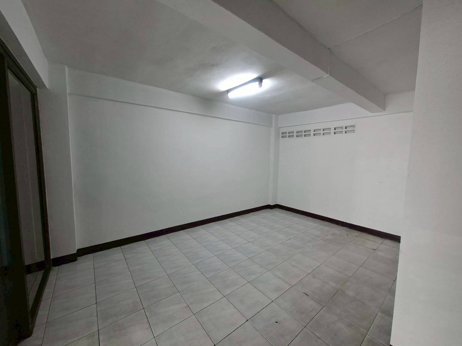 พื้นที่ให้เช่า ติดถนนเฉลิมพระเกียรติ ใกล้ซีคอนสแควร์ ศรีนครินทร์ (N.1856)