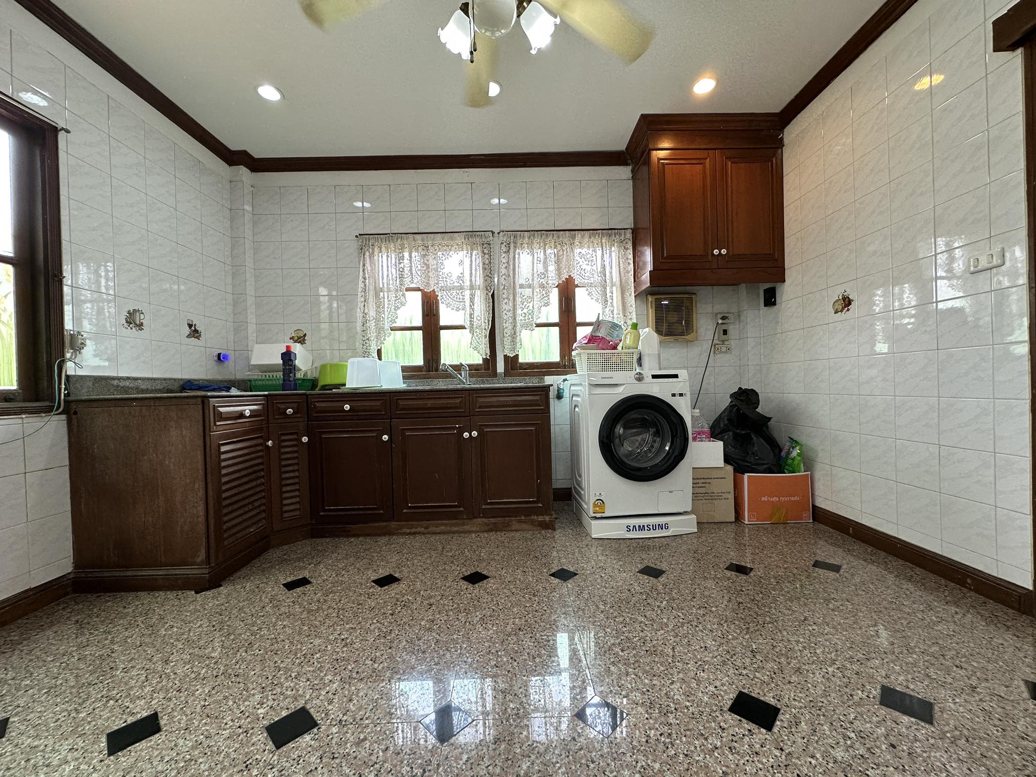 บ้านเดี่ยว ลดาวัลย์ ลากูน รังสิต ปทุมธาณี : Baan Ladawan Lakoon Rangsit คฤหาสน์เศรษฐี รอบล้อมด้วยเลคลากูน บ้านสวยพร้อมอยู่ บิวอินด้วยงานไม้สักทั้งหลัง พื้นที่ใช้สอยกว้างขวาง ตัวบ้านหันหน้าไปทางทิศใต้ ถนนกว้าง หลังบ้านวิวธรรมชาติร่มรื่นเงียบสงบ มีความเป็นส