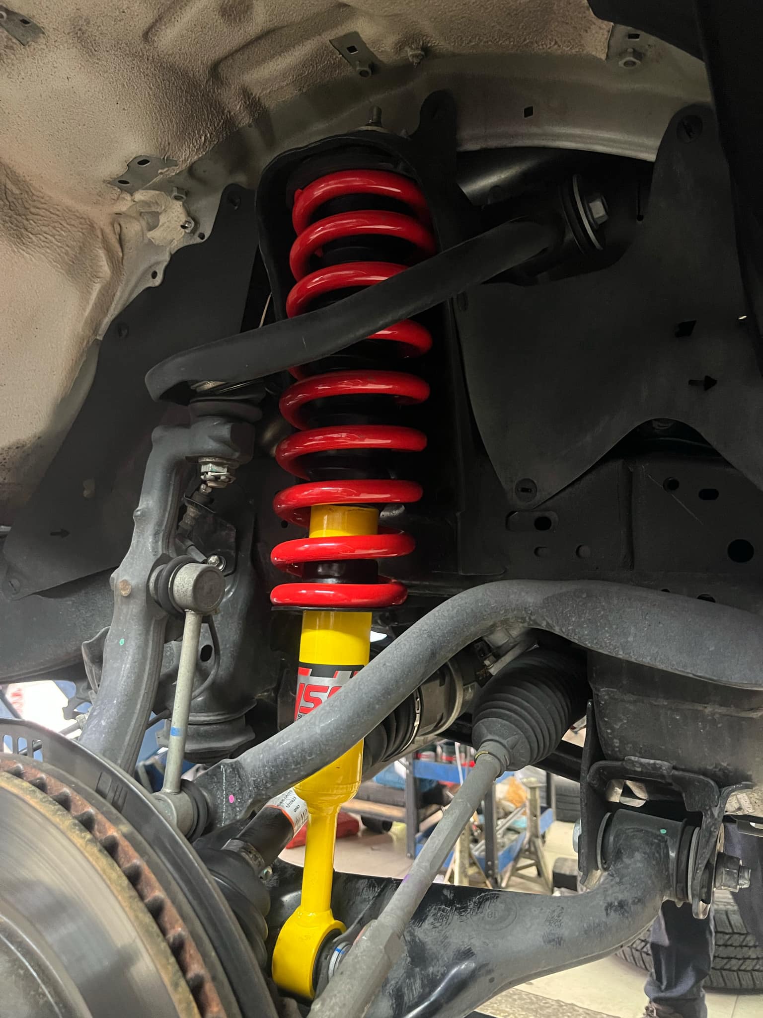 TOYOTA REVO ROCCO เปลี่ยนโช้คอัพอัพเกรดช่วงล่าง [+] YSS DTG [+] YSS PERFORMANCE SPRING สอบถามข้อมูลเพิ่มเติม หรือ นัดหมายเข้ารับบริการ โทร. 08-6569-1915 Location : https://goo.gl/maps/HrNUAZXPN94KvxZ98? รถยนต์มีปัญหาไม่รู้ต้องแก้ตรงไหน ทางเรายินดี ตรวจหาปัญหาและหาวิธีแก้ บอกลูกค้าก่อนลงมือทำเสมอด้วยราคาเป็นธรรม เวลาบริการ วันจันทร์-วันอาทิตย์ 09:00 น. - 17.30 น. #ToyotaRevo #yssdtg #YSSspring #โช้คอัพ #ช่วงล่าง #โช๊ค #ยางรถยนต์