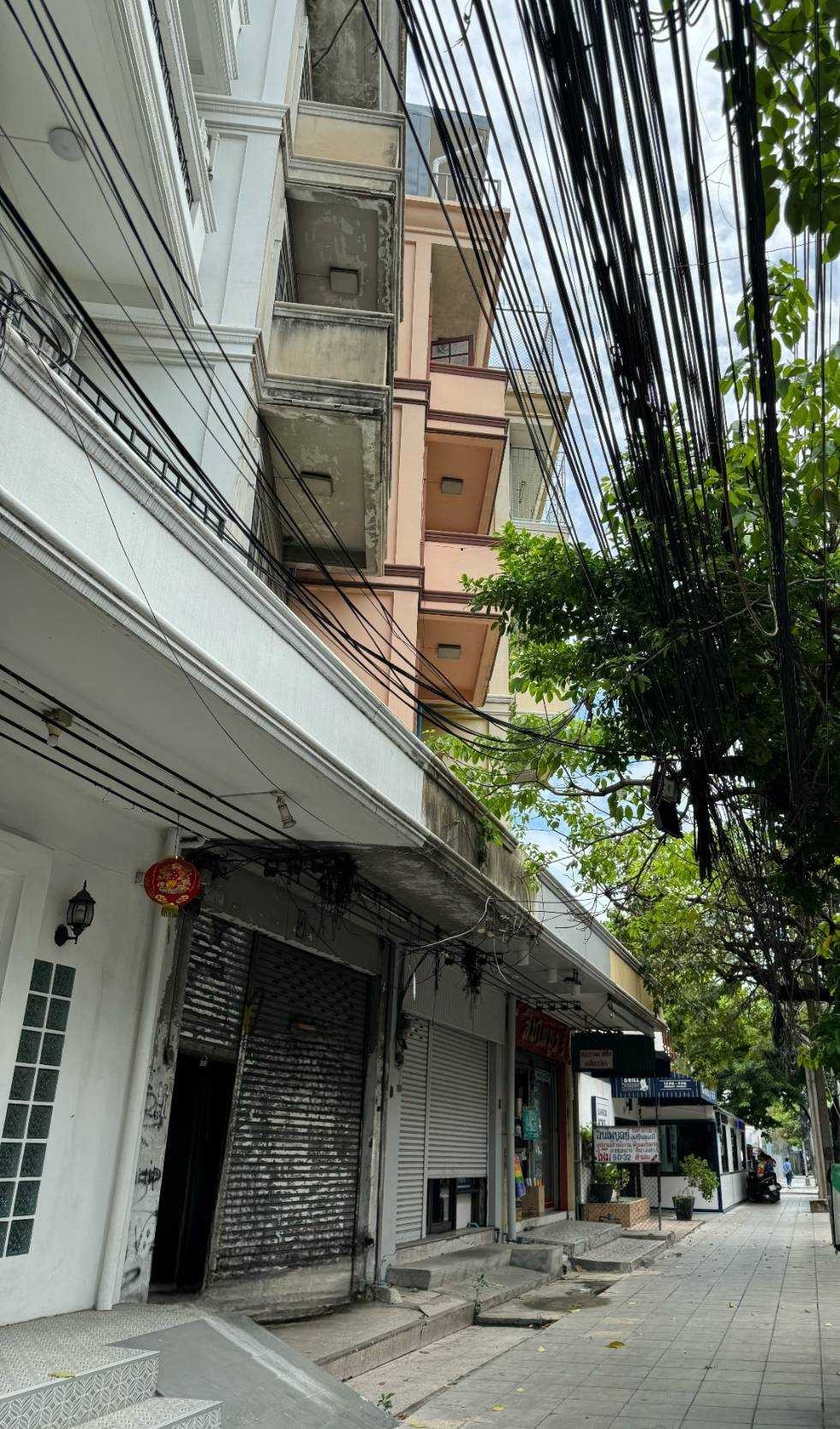 *ให้เช่าอาคารพาณิชย์ 4.5 ชั้น ทำเลดี ย่านสุขุมวิท 71 (ปรีดีพนมยงค์)* (N.1034)