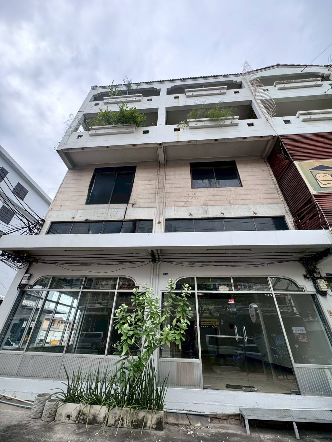 ให้เช่าอาคารพาณิชย์หลังมุม 2 คูหา 4 ชั้น ถนนอุดมสุข ทำเลดี (N.1865)