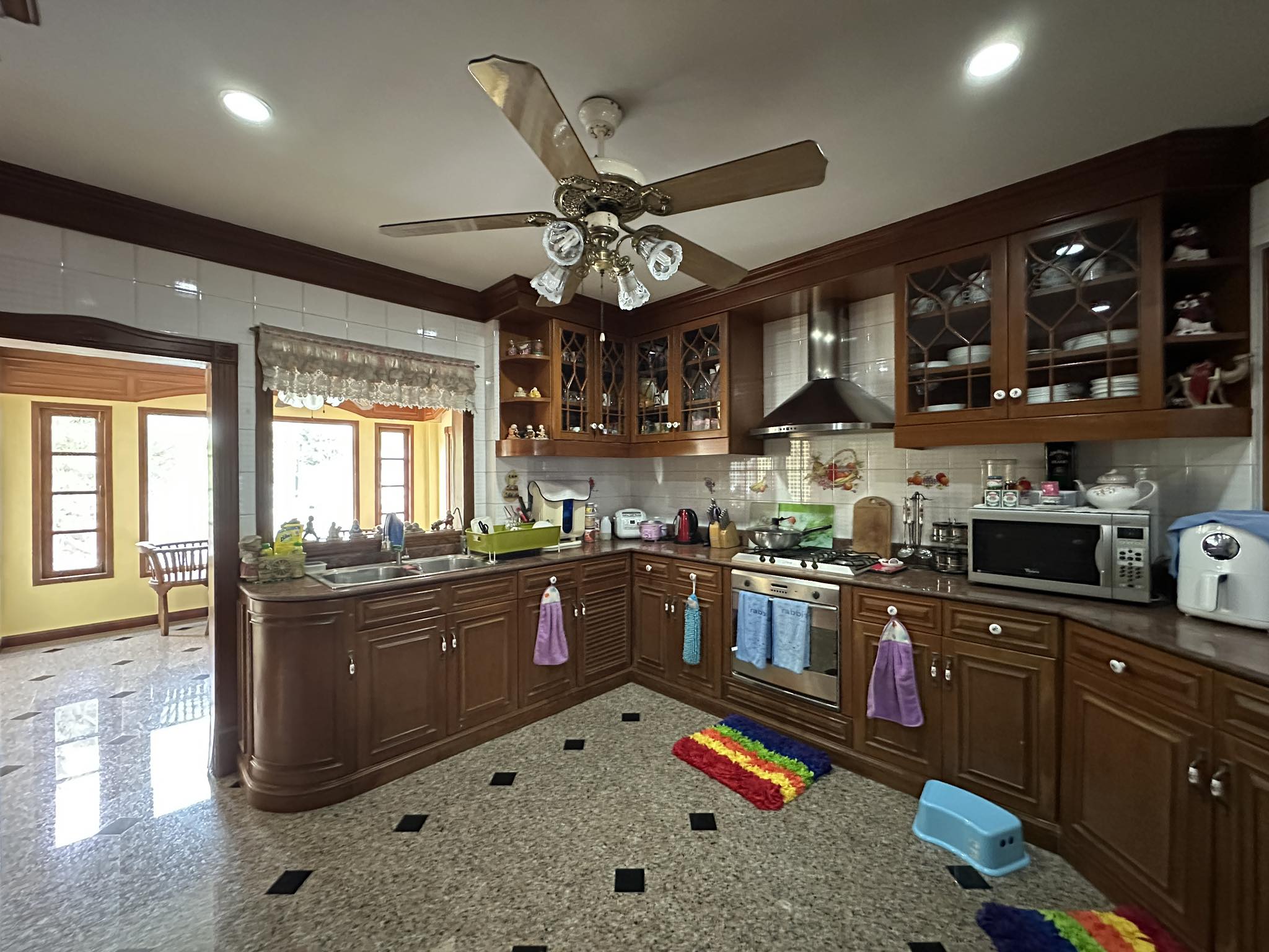 บ้านเดี่ยว ลดาวัลย์ ลากูน รังสิต ปทุมธาณี : Baan Ladawan Lakoon Rangsit คฤหาสน์เศรษฐี รอบล้อมด้วยเลคลากูน บ้านสวยพร้อมอยู่ บิวอินด้วยงานไม้สักทั้งหลัง พื้นที่ใช้สอยกว้างขวาง ตัวบ้านหันหน้าไปทางทิศใต้ ถนนกว้าง หลังบ้านวิวธรรมชาติร่มรื่นเงียบสงบ มีความเป็นส