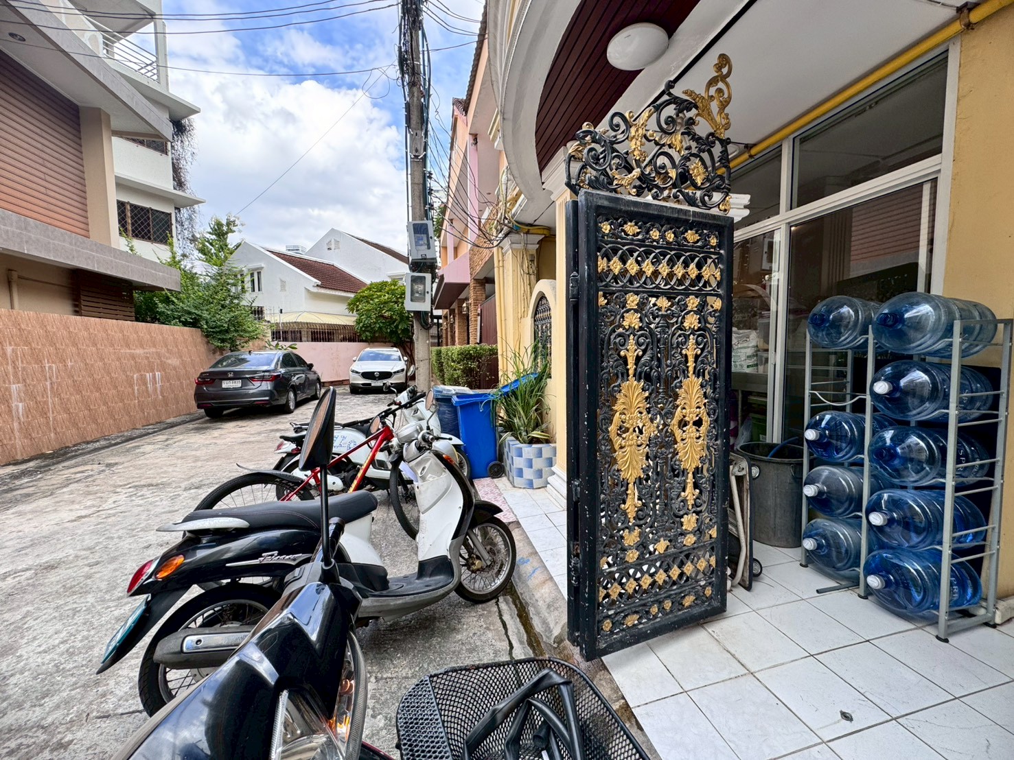 ขายทาวน์เฮ้าส์ 2 ชั้น ใกล้สมิติเวช ซอยสุขุมวิท 49/1 ทำเลดีเดินทางสะดวก (N.1872)