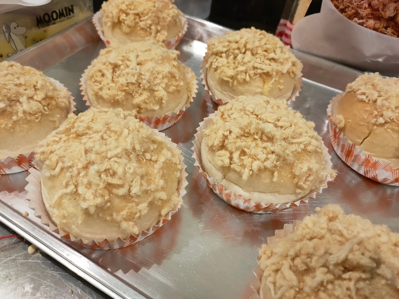 ขนมปังไจแอ้นท์หมูหยอง ขนมปังเนยสดทอปปิ้งด้านบนด้วยมายองเนสโรยหน้าด้วยหมูหยองคุณภาพดี