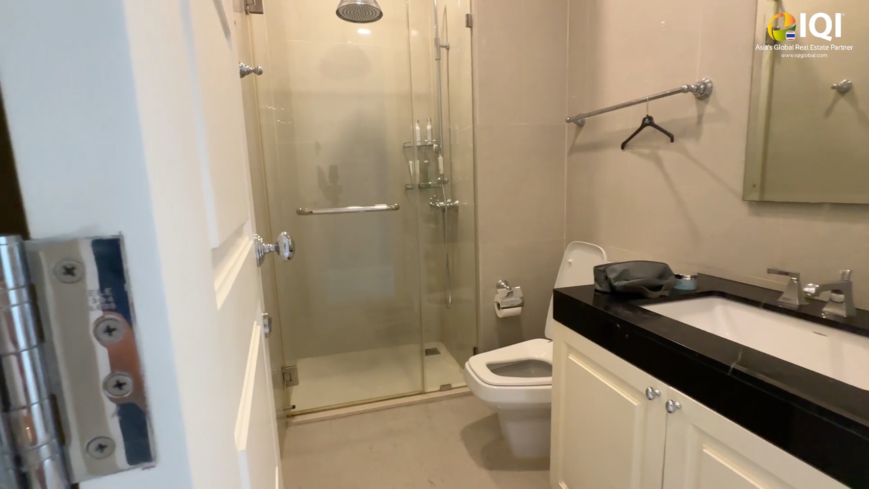 ขายด่วน! Condo Royce Private Residences คอนโดหรูใจกลางสุขุมวิท ใกล้ BTS และ MRT อโศก เพียง 950 เมตร Royce Private Residences สุขุมวิท 31 พื้นที่กว้างขวาง 176 ตร.ม. เทียบเท่าบ้านเดี่ยว บนทำเลกลาางเมือง เหมาะสำหรับครอบครัวที่ต้องการพื้นที่ใช้สอยกว้างขวาง 3