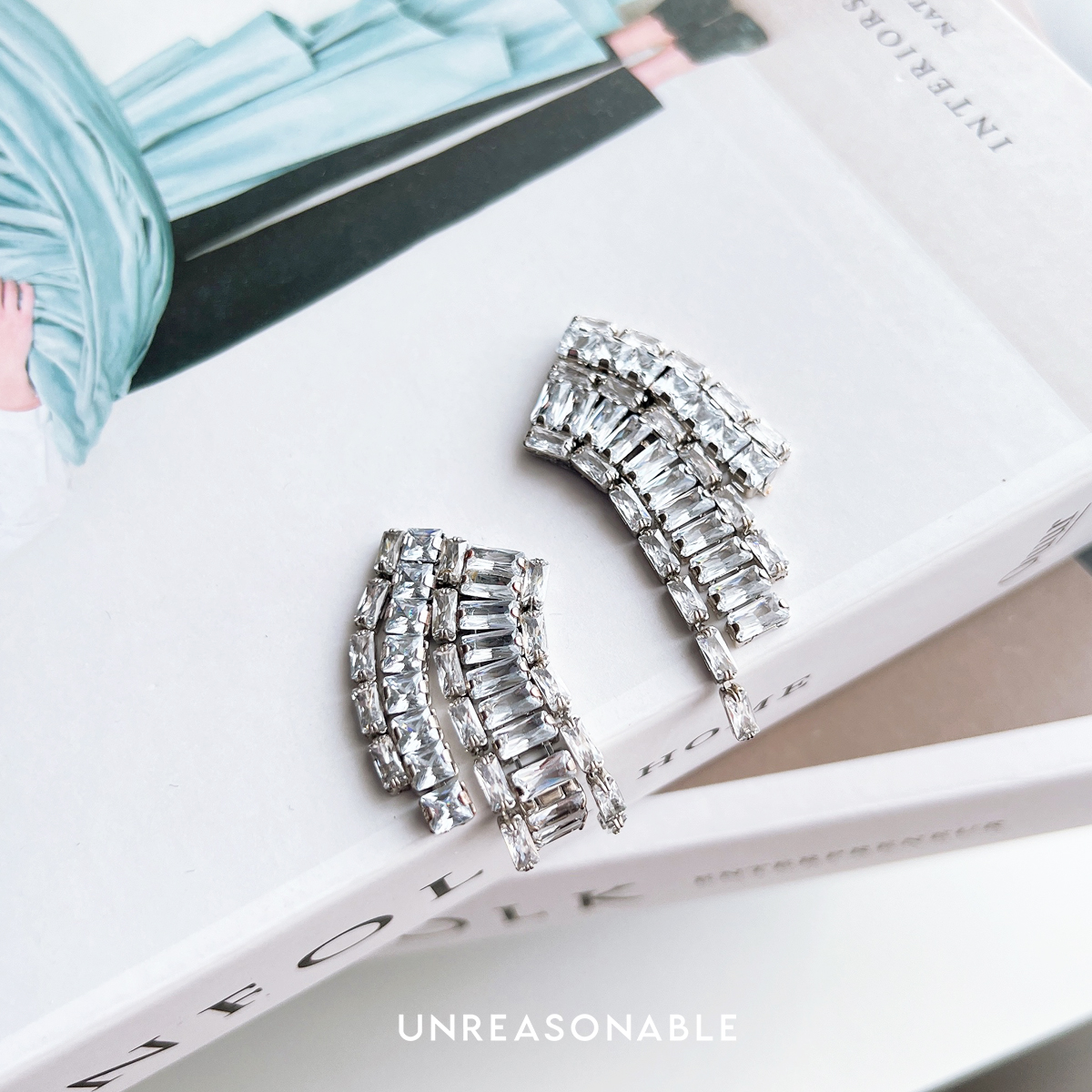 ต่างเพชร CZ สามารถปรับเป็นต่างหูหนีบ หรือก้านเงินได้ สวยใส่สบาย UA0940-01 Unreasonable Accessories