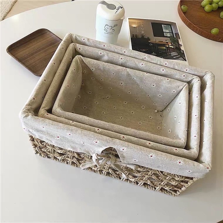 [พร้อมส่ง] Jnihouse : ตะกร้าสาน พร้อมผ้าลายลินินลายดอกไม้ (มีให้เลือก 3 ขนาด) กล่องใส่ของ ตะกร้าใส่ของ