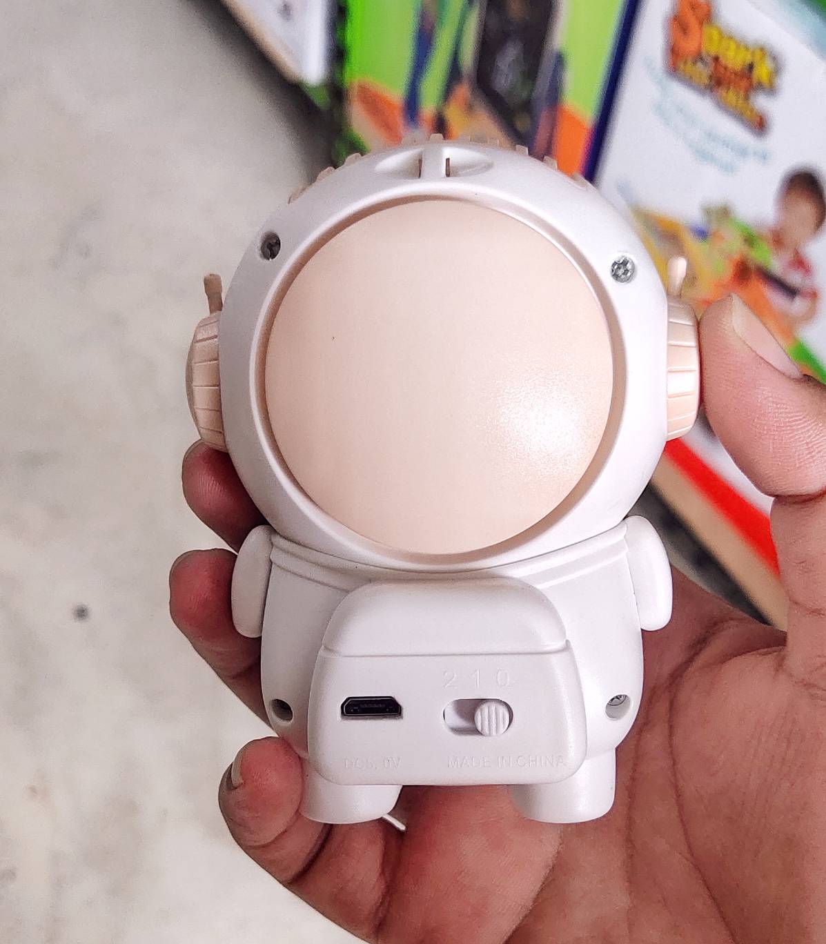 พัดลม นักบินอวกาศ พัดลมคล้องคอ แบบไร้ใบพัด ชาร์จ USB พัดลมแบบพกพา มี หลายสีให้เลือก (เเจ้งสีในเเชทได้เลย)