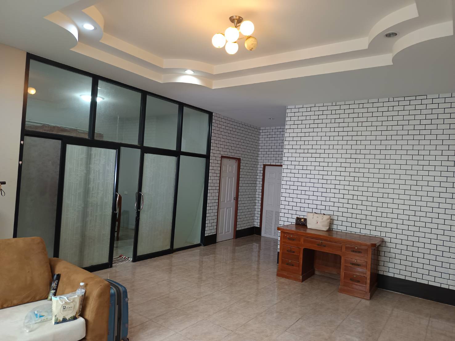 ขายบ้านเดี่ยว พฤกษาแลนด์ หนองชาก บ้านบึง ชลบุรี ราคาดีที่สุดในย่านนี้! เพียง 2.99 ล้านบาท บนพื้นที่กว้างขวางถึง 93.4 ตร.ว. ขนาด 2 ห้องนอน 2 ห้องน้ำ พร้อมห้องครัว ห้องทานข้าว และห้องรับแขก แถมเฟอร์นิเจอร์และแอร์ 2 เครื่อง จอดรถสบายๆ ได้ถึง 7 คัน! (ในบ้าน 4