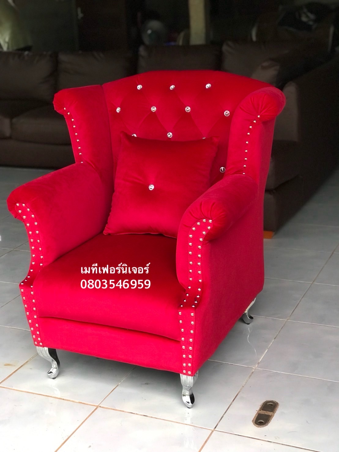 โซฟาเจ้าหญิงแบบ 1 ที่นั่ง ไซส์ มินิ ผ้ากำมะหยี่สีเเดง พร้อมหมอน 1 ใบ ขาเหล็กสีเงิน ดีเทลหมุดสีเงิน (สั้งครั้งละ1ตัว)