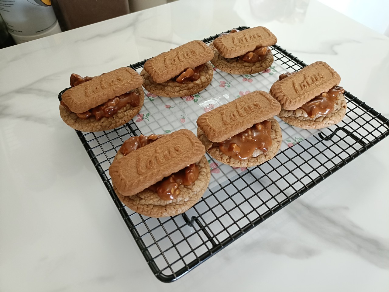 ซอฟท์คุกกี้ตกแต่งหน้าด้วยคาราเมลถั่วพีแคนและคุกกี้โลตัสบีสคอฟ คุกกี้ฉ่ำๆ หอมน้ำตาลทรายแดง