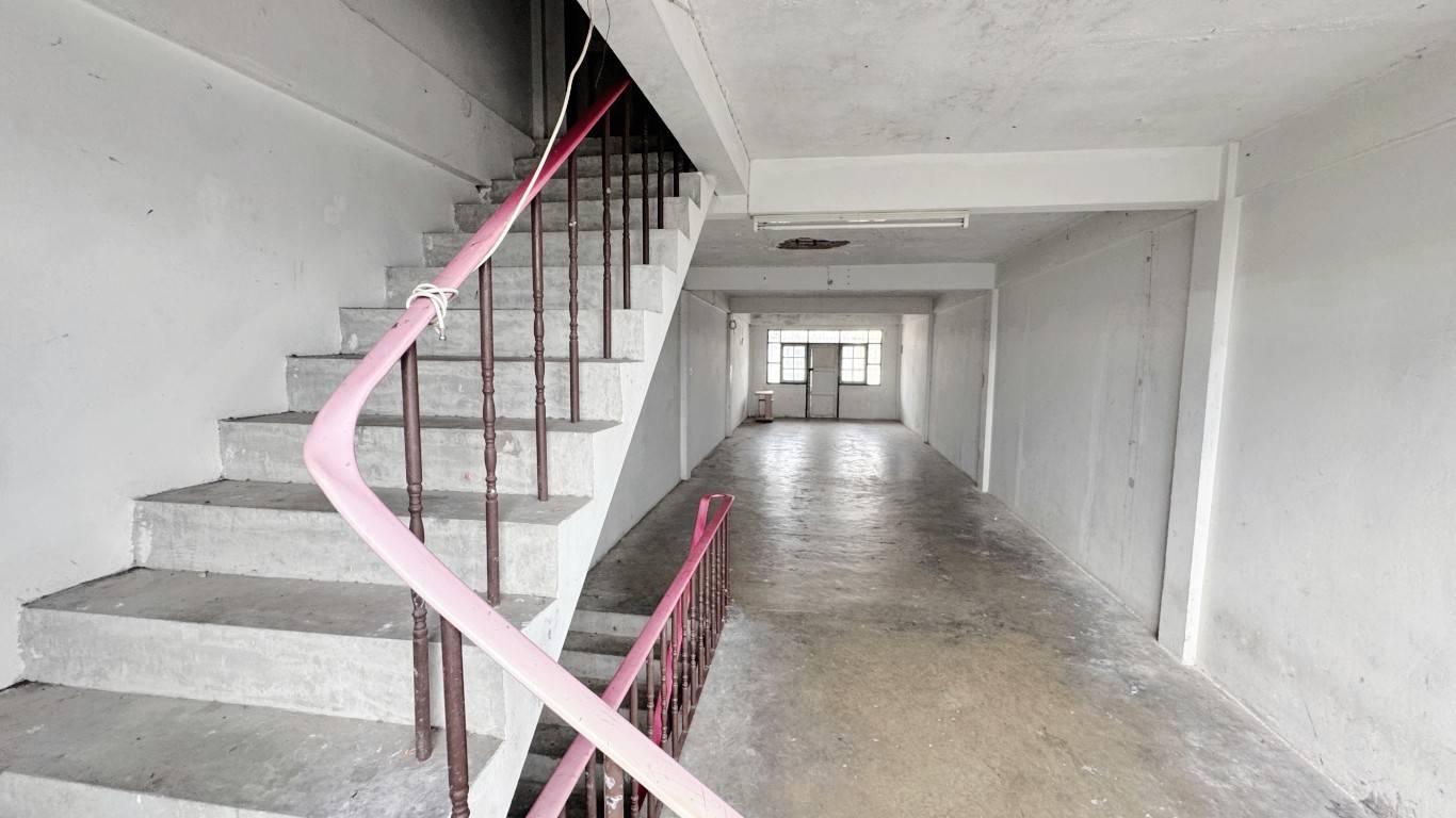 ขายอาคารพาณิชย์ (ตึกแถว ) 3.5 ชั้น ซอยเอกชัย 34 (ซอยกำนันแม้น) เนื้อที่ 22.2 ตร.ว. ทำเป็นโฮมออฟฟิศได้