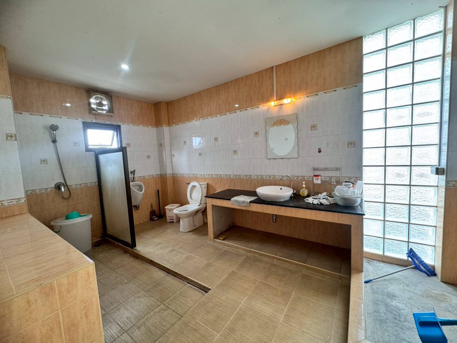 ให้เช่าอาคารพาณิชย์หลังมุม 2 คูหา 4 ชั้น ถนนอุดมสุข ทำเลดี (N.1865)