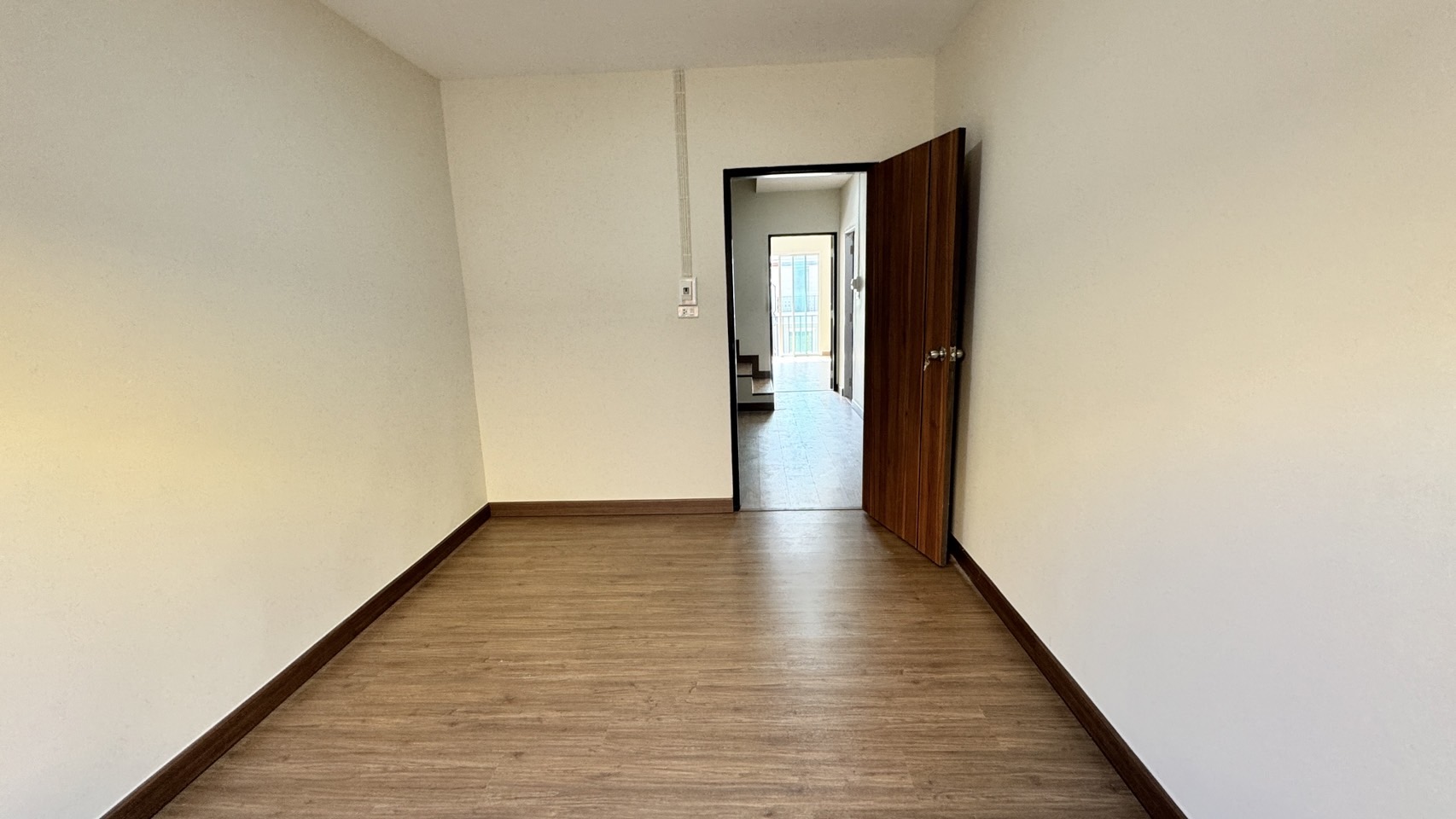 ให้เช่า/ขายอาคารพาณิชย์ตึกใหม่ (ไม่เคยอยู่) 3 ชั้น สไตล์ทาวน์โฮม ลำลูกกาคลอง 4 รังสิต ปทุมธานี ตัวอาคารเย็นสบาย - ขนาด 22.3 ตร.วา กว้าง 4 เมตร ลึก 18 เมตร - 4 ห้องนอน 3 ห้องน้ำ