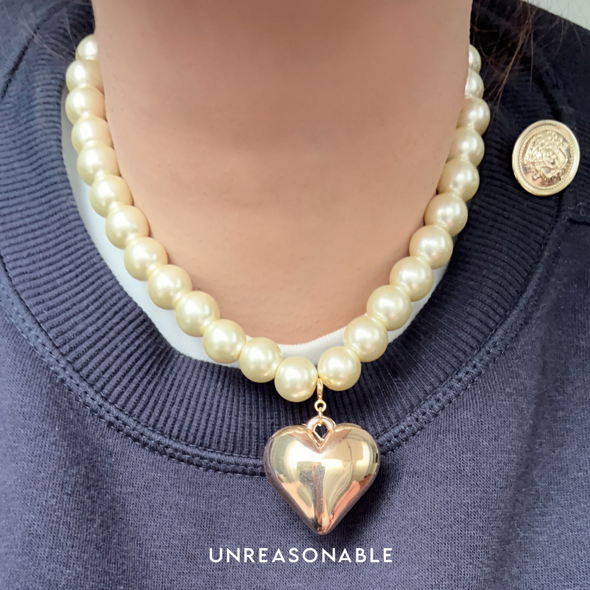 สร้อยคอมุกแก้ว สีเหลืองทอง ขนาด 12 mm. จี้หัวใจสีทอง ถอดได้ UA0957-01 Unreasonable Accessories