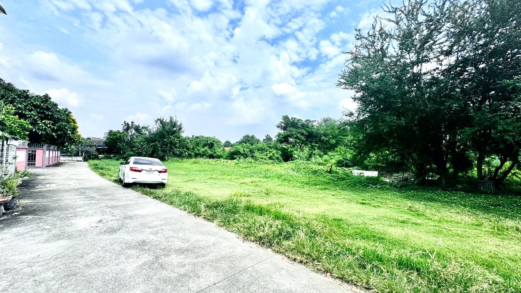 ขายที่ดิน ราชบุรี แปลงใหญ่ สำหรับสร้างหมู่บ้าน พื้นที่รวมประมาณ 4 ไร่ 3 งาน 39 ตารางวา ทำเลศักยภาพสูง 🚗 จุดเด่นของที่ดิน ✅ ติดถนน 3 ด้าน เข้า-ออกได้หลายทาง ✅ ติดคลองชลประทาน บรรยากาศร่มรื่น ลมดีตลอดปี ✅ รายล้อมด้วย ชุมชน โรงเ