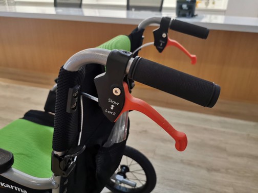 รถเข็นวีลแชร์น้ำหนักเบา อลูมินัมอัลลอยด์คาร์ม่า รุ่น Ergo Lite (WheelChair KARMA Ergo Lite) น้ำหนักเบาเพียง 8.5 กก. เบากว่าทุกรุ่นของคาร์ม่า พับได้ เหมาะสำหรับเดินทาง (รุ่นยอดนิยม)