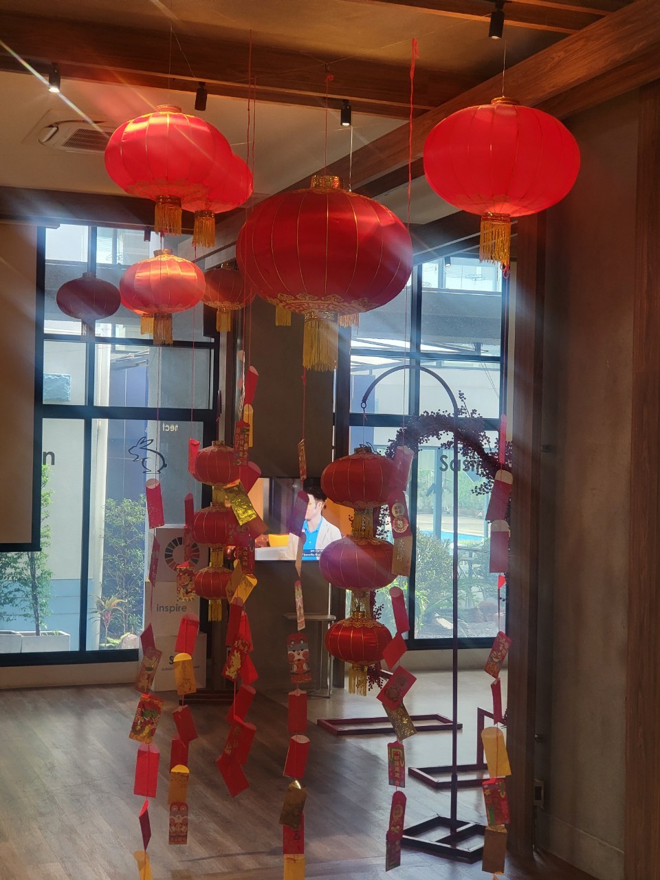 ทางร้านรับประดับโคมตรุษจีน โคมแดง โคมชนิดต่าง ๆ ส่งเสริมสิริมงคล ในงานเลี้ยงสังสรรค์ อวยพรให้มั่งมี เพิ่มเติมบรรยากาศด้วยการตกแต่งพื้นที่สวยงาม ในงานเลี้ยงรื่นรมย์ยินดี สนใจสอบถามรายละเอียดเพิ่มเติมได้ที่ 0948945557 ฝ่ายบริการ