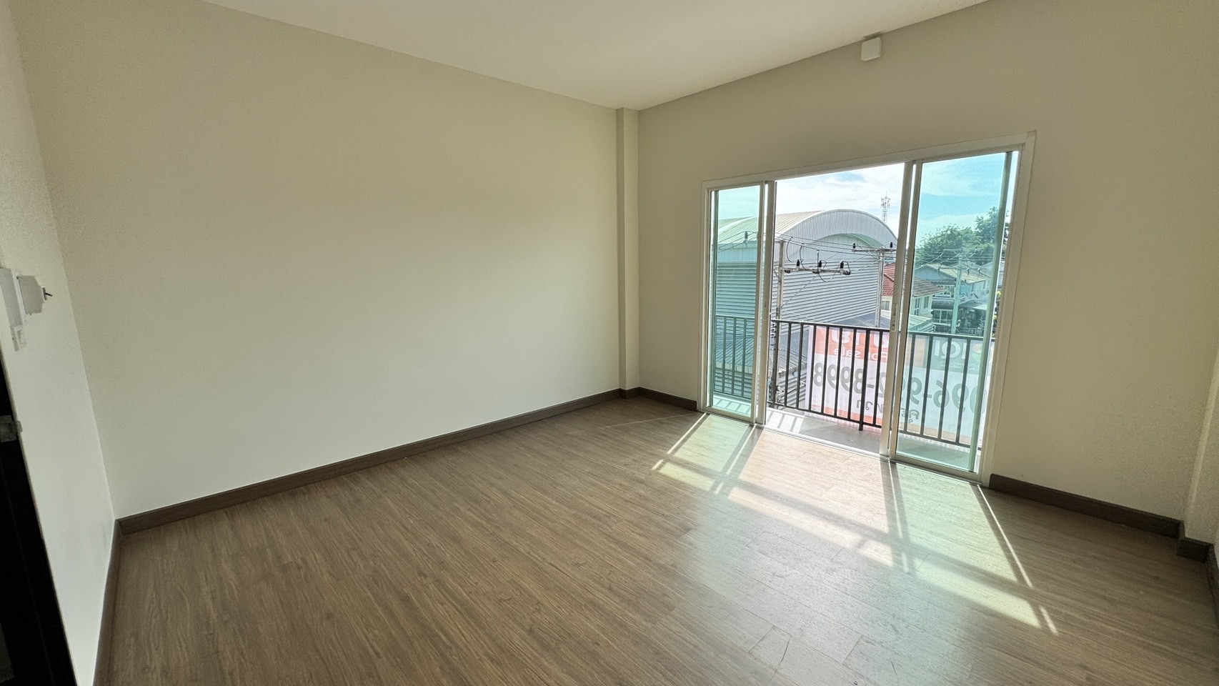 ให้เช่า/ขายอาคารพาณิชย์ตึกใหม่ (ไม่เคยอยู่) 3 ชั้น สไตล์ทาวน์โฮม ลำลูกกาคลอง 4 รังสิต ปทุมธานี ตัวอาคารเย็นสบาย - ขนาด 22.3 ตร.วา กว้าง 4 เมตร ลึก 18 เมตร - 4 ห้องนอน 3 ห้องน้ำ