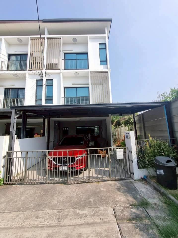 ขายทาวน์โฮม 3 ชั้น หมู่บ้าน พาทิโอ ศรีนครินทร์-พระราม 9 พร้อมอยู่ (N.1692)