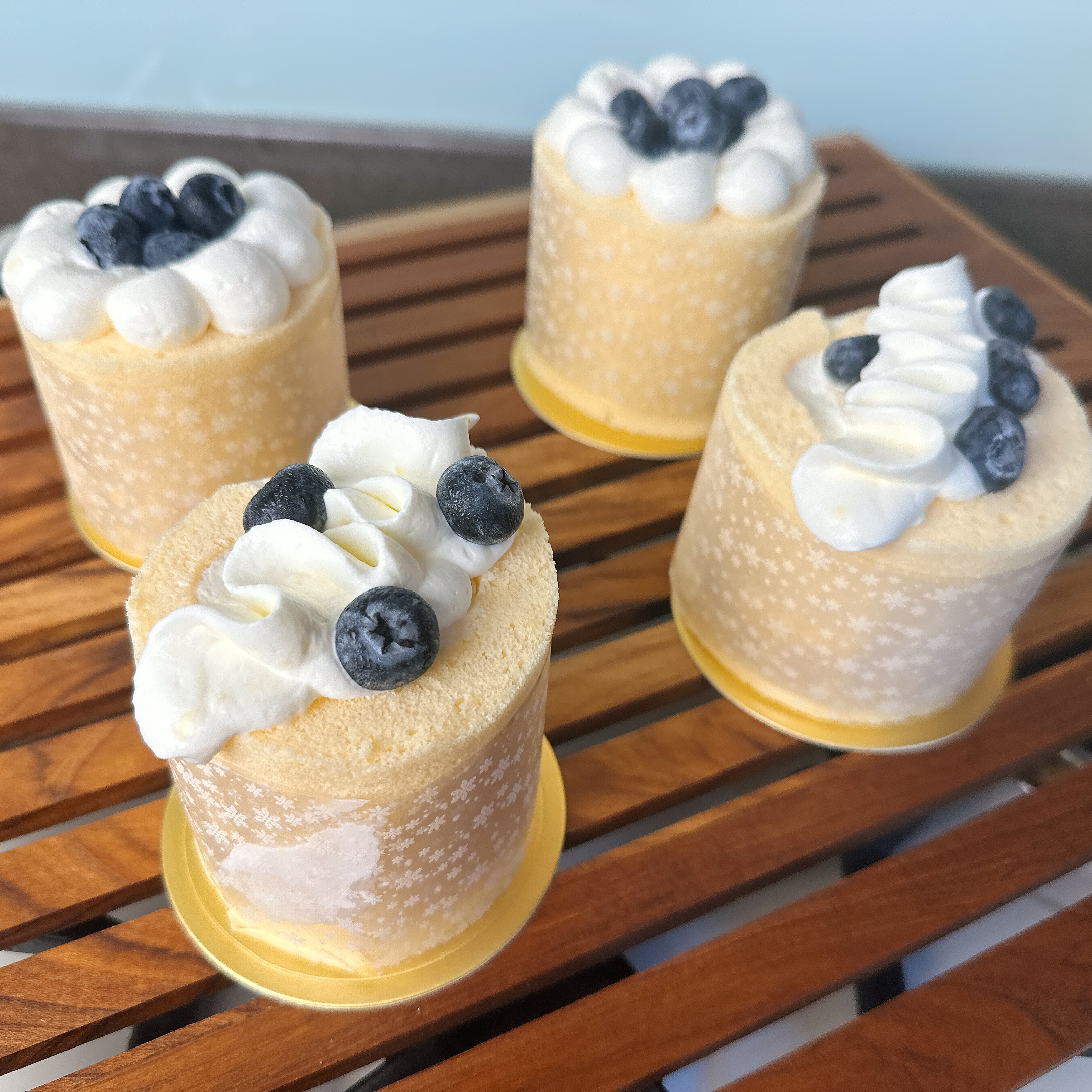 โรลเค้กบลูเบอร์รี่ครีมสด เค้กเนื้อนุ่มมาก ตกแต่งด้วยวิปครีมและบลูเบอร์รี่สด