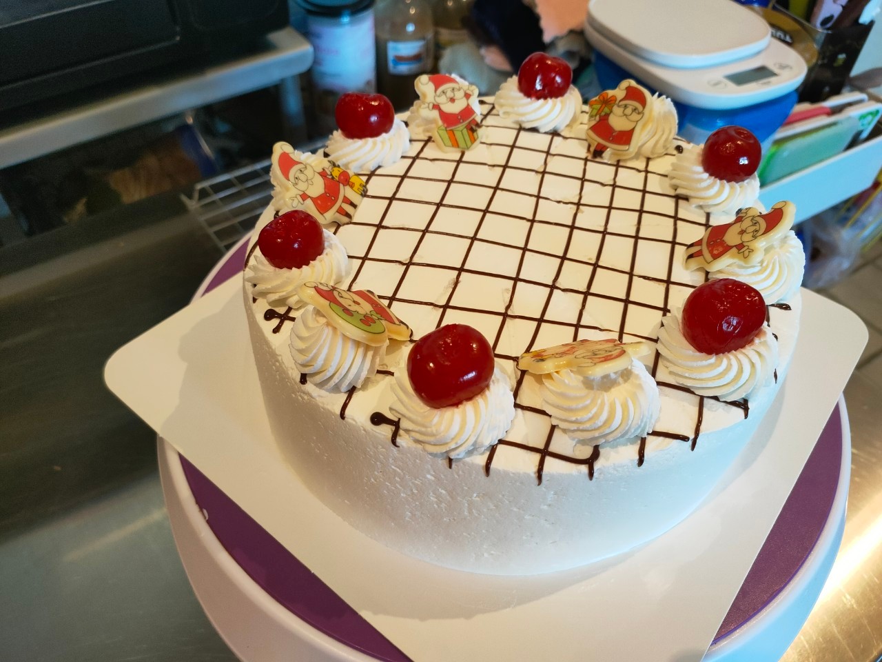 เค้กชอคโกแลตตกแต่งด้วยครีมสดสอดไส้ไส้กานาซชอคโกแลตเข้มข้น หอมอร่อย หวานกำลังดี ขนาด 3ปอนด์