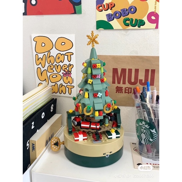 [พร้อมส่ง] Jnihouse : Christmas tree music box (matt green) ตัวต่อต้นคริสต์มาส กล่องดนตรีหมุนได้