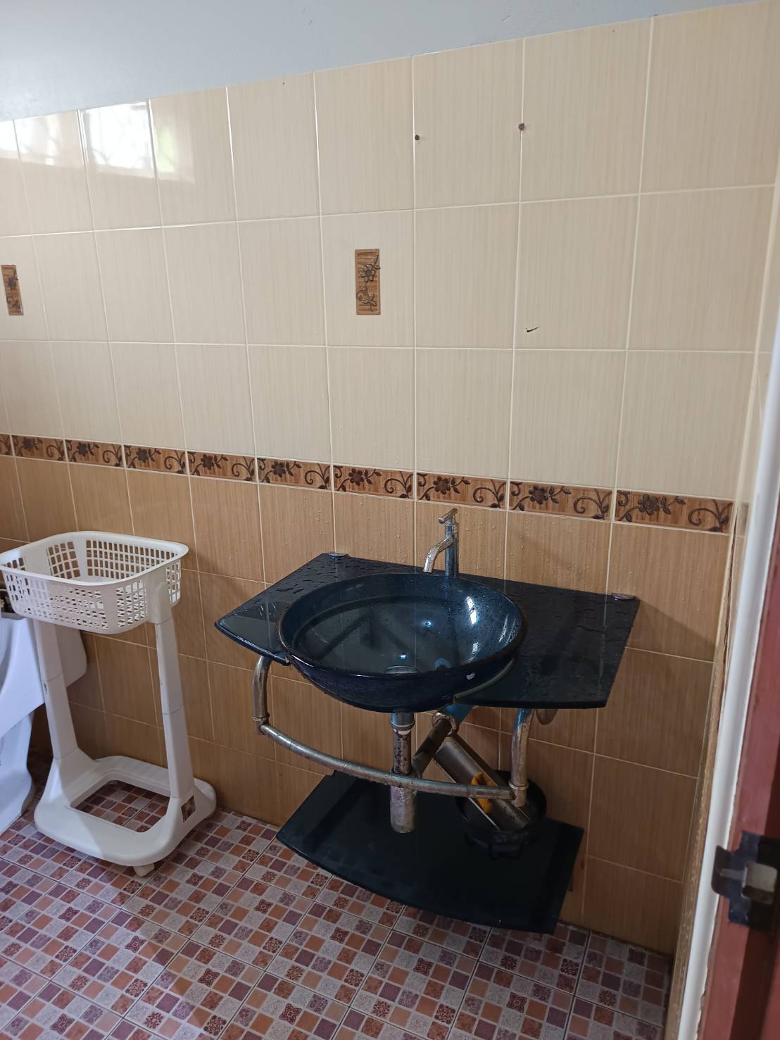 ขายบ้านเดี่ยว พฤกษาแลนด์ หนองชาก บ้านบึง ชลบุรี ราคาดีที่สุดในย่านนี้! เพียง 2.99 ล้านบาท บนพื้นที่กว้างขวางถึง 93.4 ตร.ว. ขนาด 2 ห้องนอน 2 ห้องน้ำ พร้อมห้องครัว ห้องทานข้าว และห้องรับแขก แถมเฟอร์นิเจอร์และแอร์ 2 เครื่อง จอดรถสบายๆ ได้ถึง 7 คัน! (ในบ้าน 4