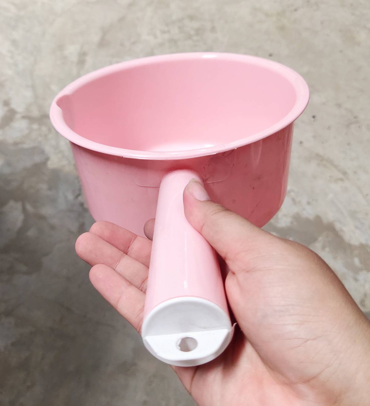 ขันน้ำพาสติก ขันตักน้ำ มีด้ามจับ สีหวานสีสวย ขันอาบน้ำ คละสี