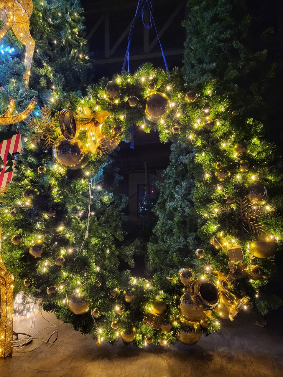 รีธคริสต์มาสตกแต่ง (Wreath) สำหรับประดับตกแต่งประตู ต้นไม้ อาคาร หรือบริเวณที่ต้องการ เพิ่มเติมสีสันบรรยากาศของเทศกาลคริสต์มาส ด้วยของประดับ อุปกรณ์ตกแต่งธีม Christmas ได้แล้วที่นี่ Sarin Bangkok ติดต่อ 0948945557 ฝ่ายบริการลูกค้า