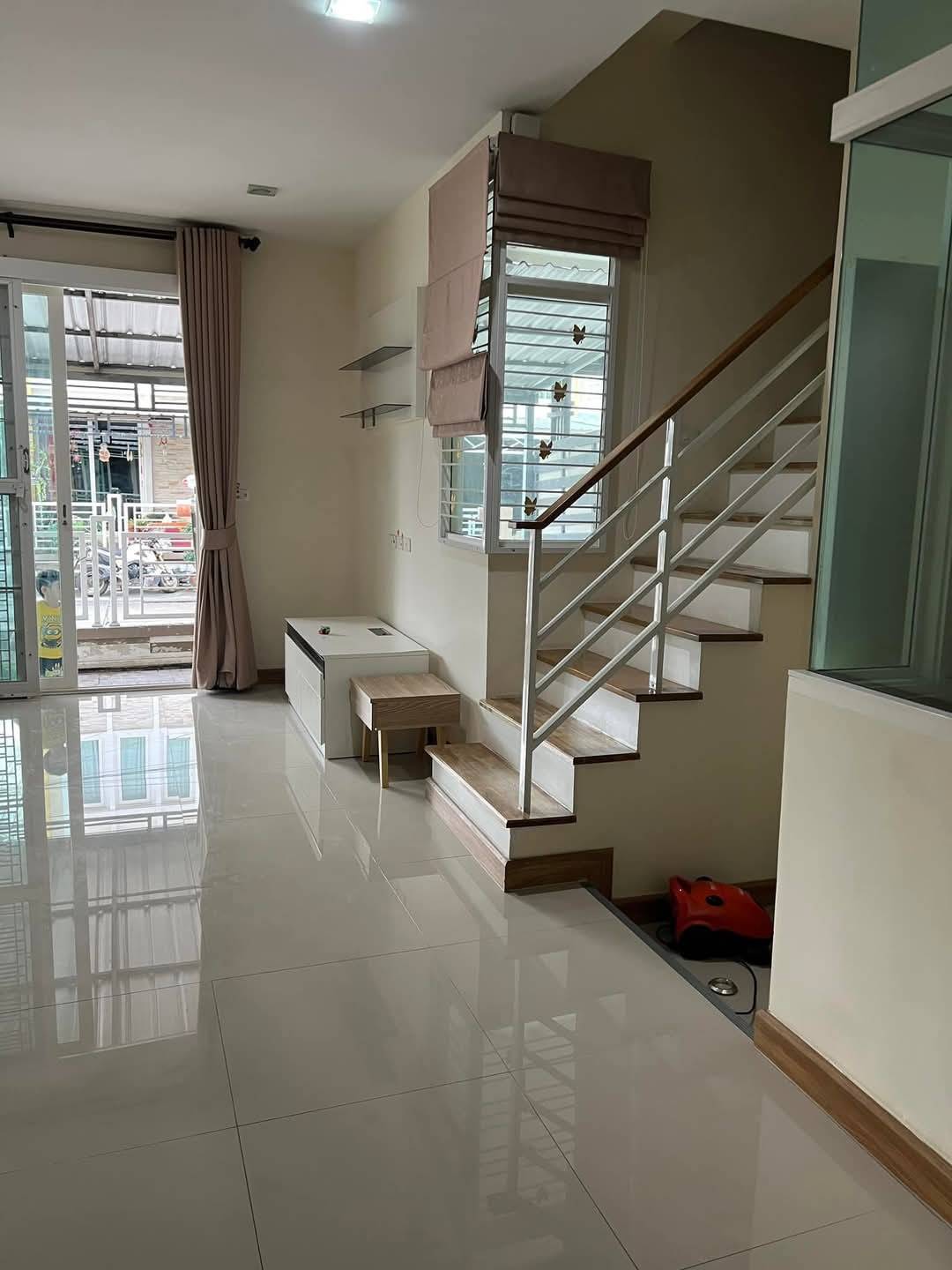 ขายทาวน์เฮ้าส์ หมู่บ้าน โกลเด้น ทาวน์ บางนา-กิ่งแก้ว บ้านหลังมุม ขายพร้อมผู้เช่า (N.1574)