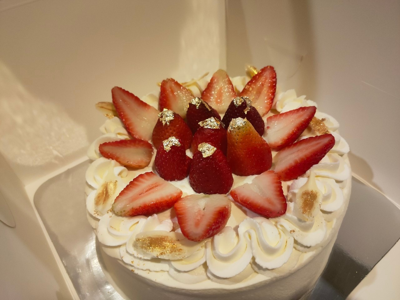 เค้กวันเกิด เค้กสตอเบอร์รี่ครีมสด/ สตอเบอร์รี่ชอร์ทเค้ก ตกแต่งด้วยครีมสดและสตอเบอร์รี่สด ขนาด2ปอนด์