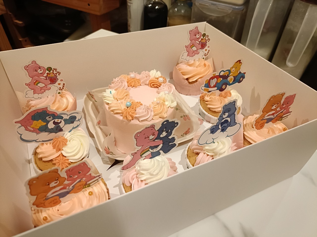 Bento Cupcake Box Set เบ็นโตะคัพเค้กบ็อกเซ็ท จัดเป็นธีมเข้ากันภายในกล่อง มีเค้กเล็ก1ก้อน คัพเค้ก5ถ้วย/8ถ้วย สั่งได้ค่ะ